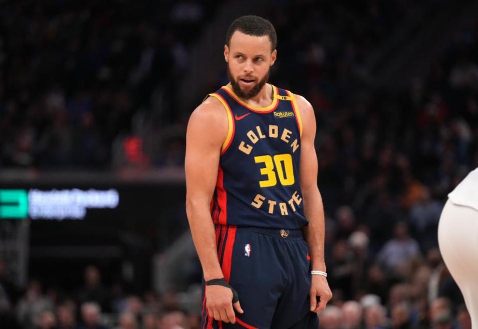 爱游戏体育库里连续二十场比赛得分超过领先优势明显，FPX不断突破！