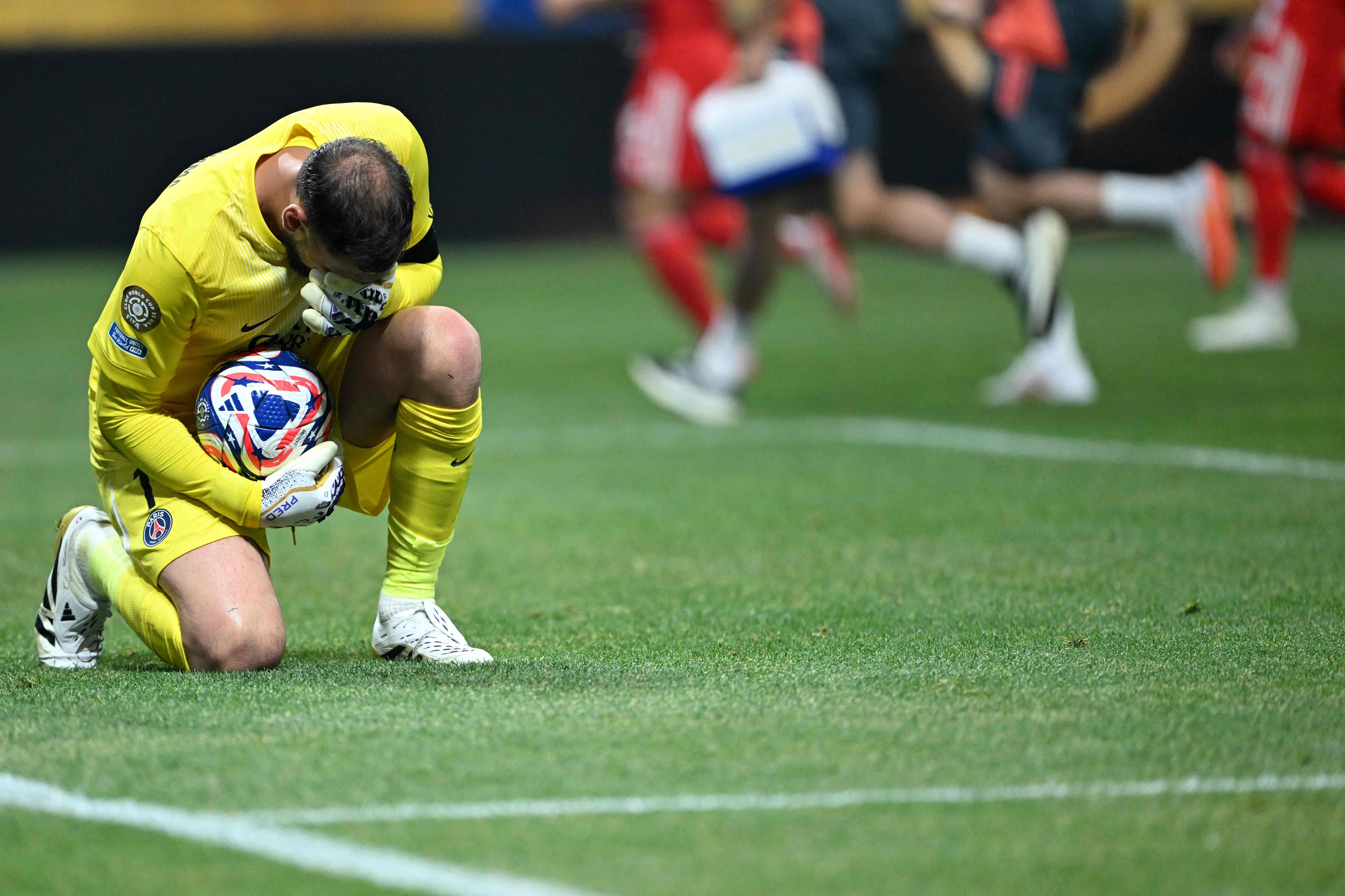 爱游戏登录入口费德勒重返赛场，锐不可当首场状态出色，拜仁观众沸腾！