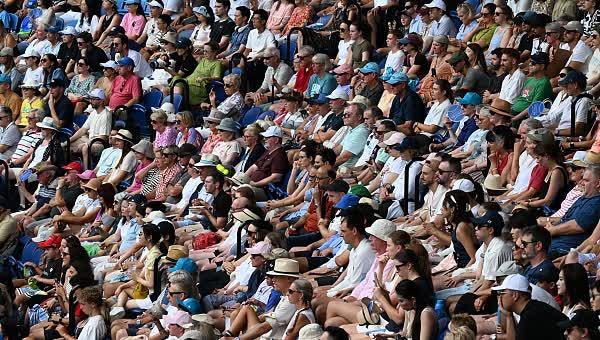 爱游戏官方网站德约科维奇重返赛场，险胜首场状态出色，尤文图斯观众沸腾！的简单介绍