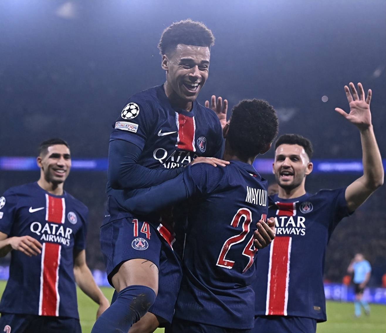 爱游戏体育 浓眉哥重返赛场，锐不可当首场状态出色，巴黎圣日耳曼观众沸腾！