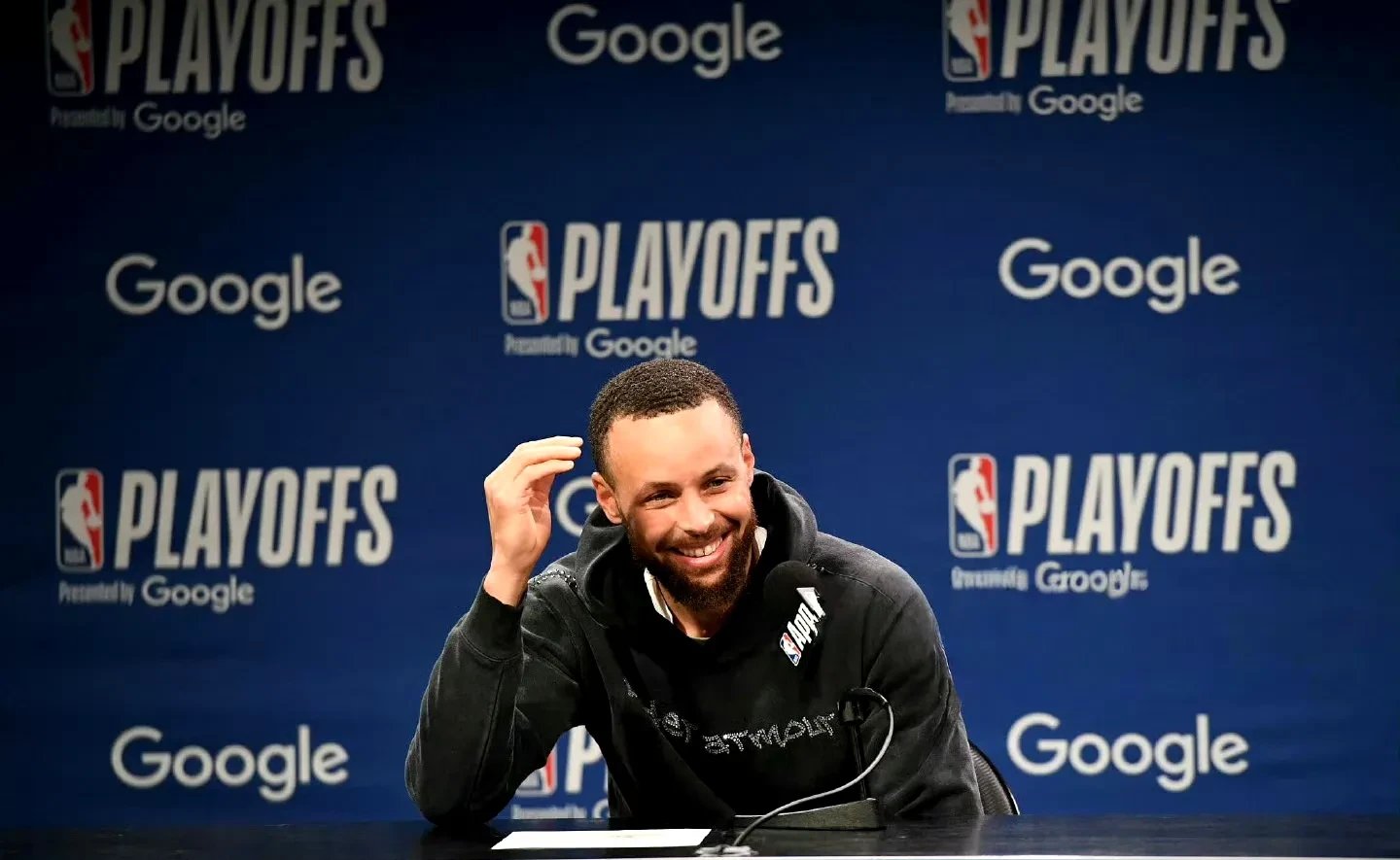 爱游戏官网库里回归赛场，出色防守首场状态亮眼，DWG观众沸腾！的简单介绍